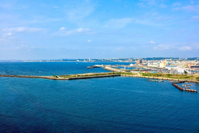 ホエールウォッチングツアーの出発地となる沖縄県北谷町の港