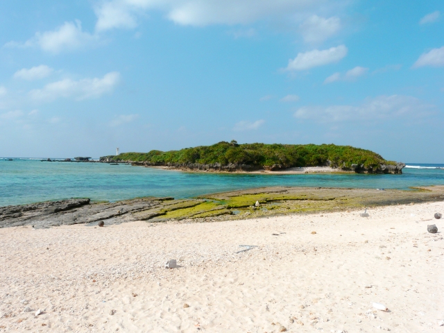 ホエールウォッチングツアーの拠点となる沖縄県本部町の島
