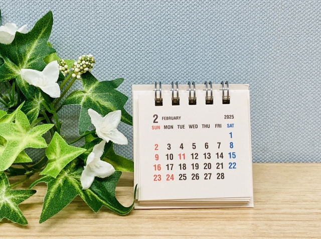 机に置かれたホエールウォッチングツアーの予約期間を案内する2月カレンダー